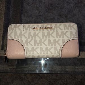 ✨Michael Kors wallet✨